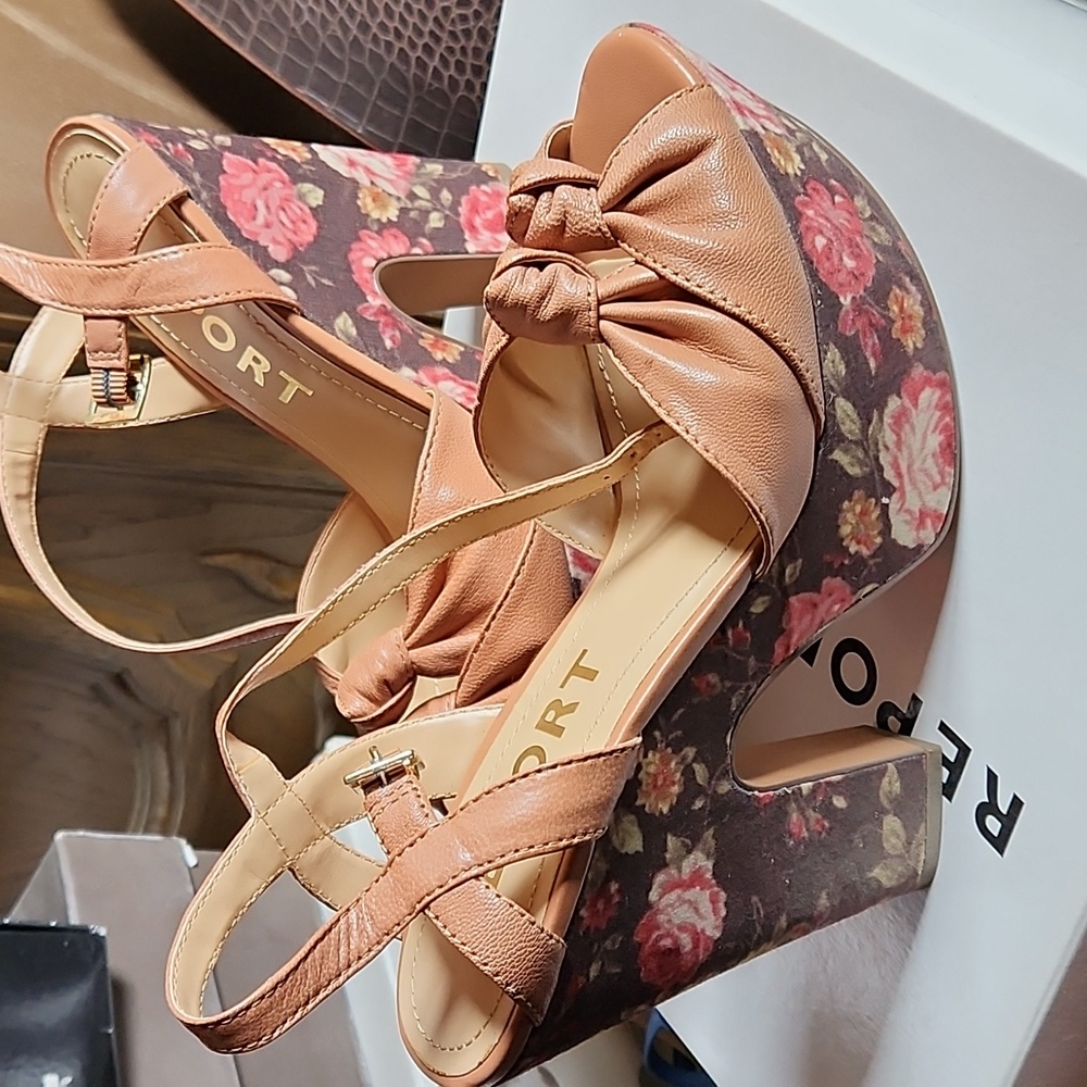 Platform Floral Block Heel Sandals - Tan